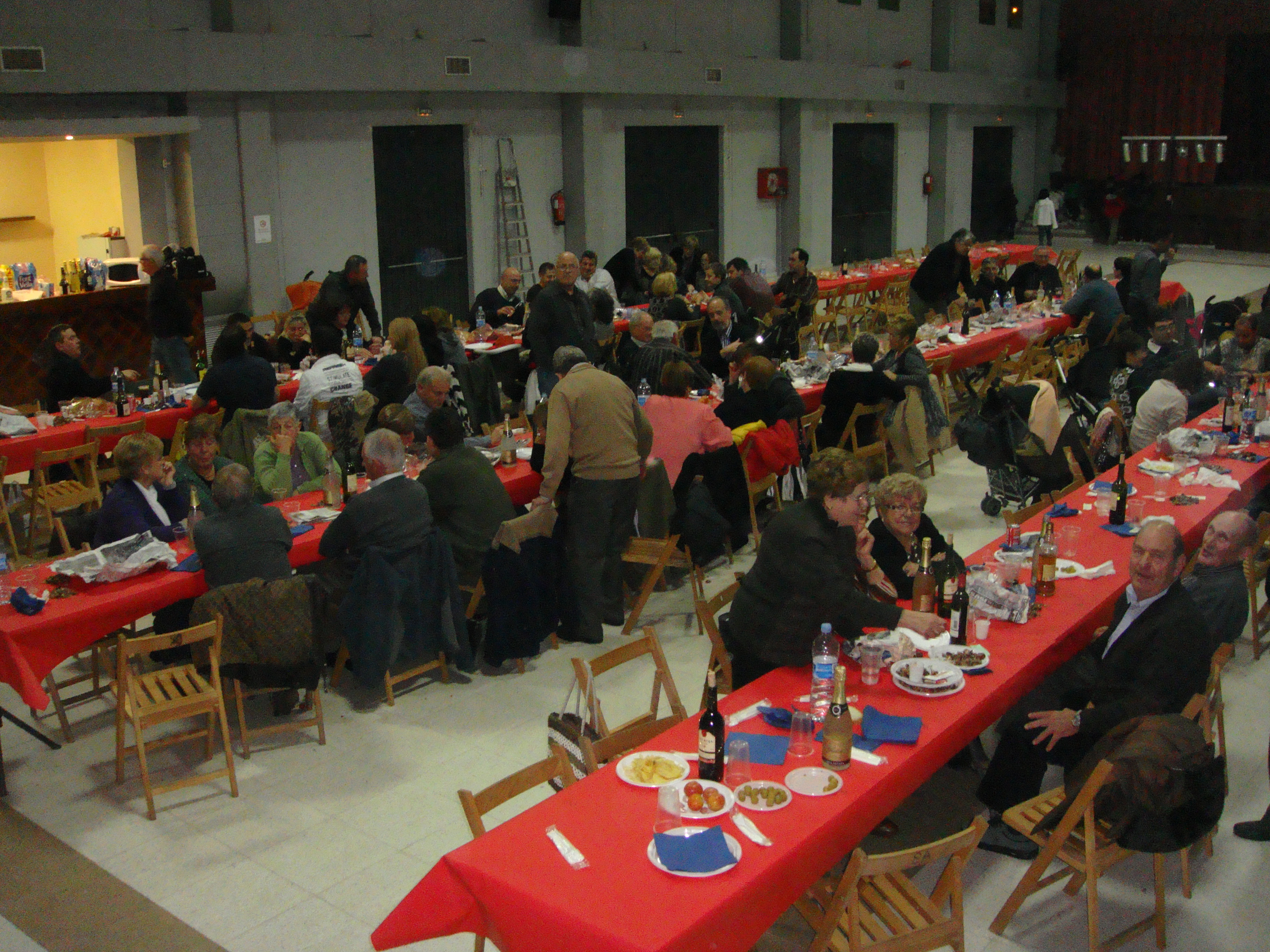 La sisena castanyada popular de Borrassà ha reunit més de cent persones en el centre cívici i social.